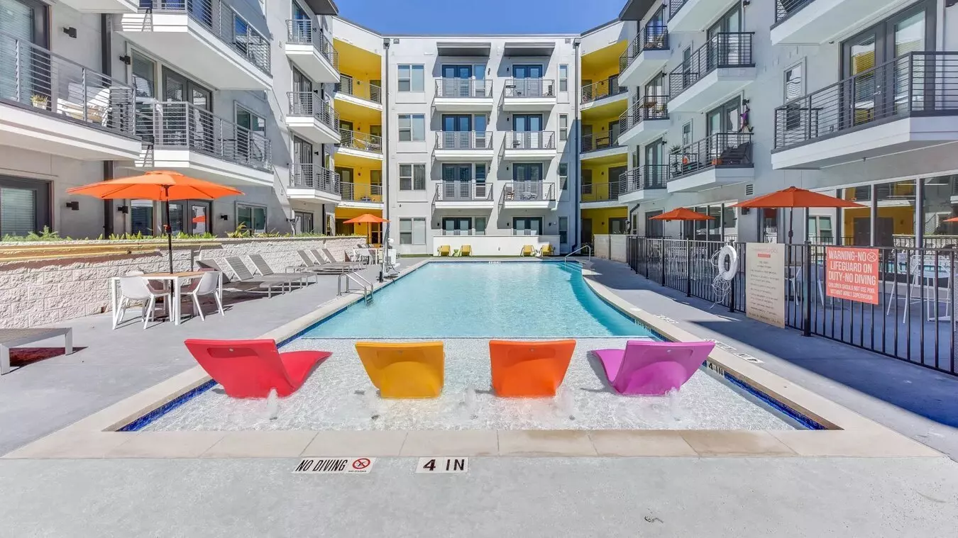 600 W St photo 2