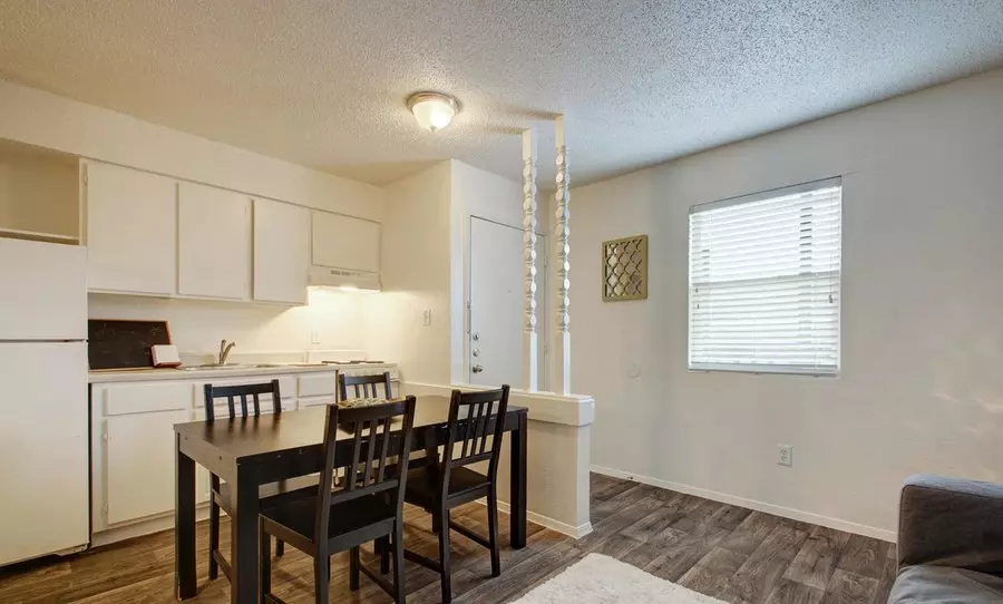 727 Lamar Pl photo 2