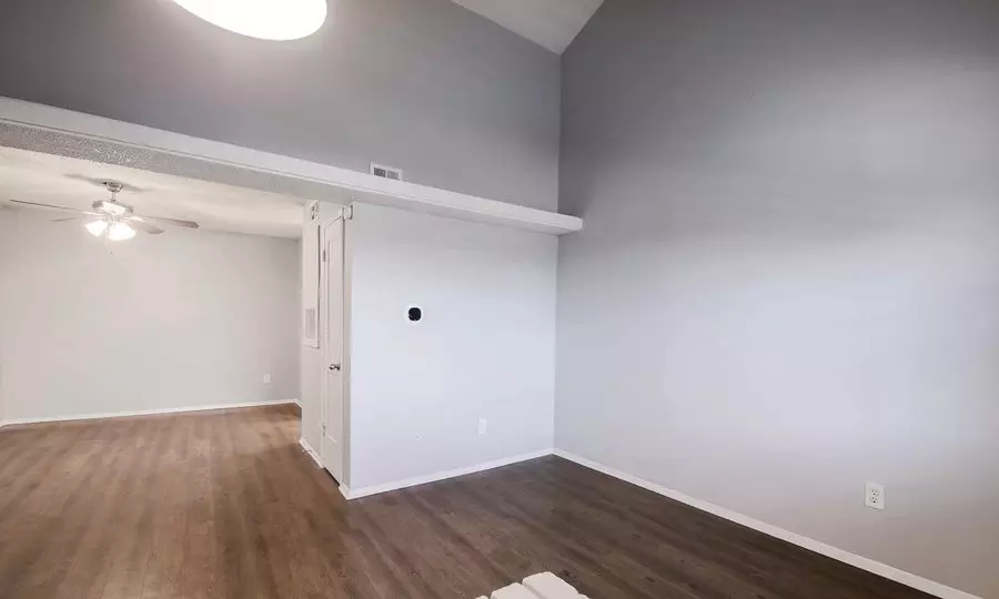 727 Lamar Pl photo 3
