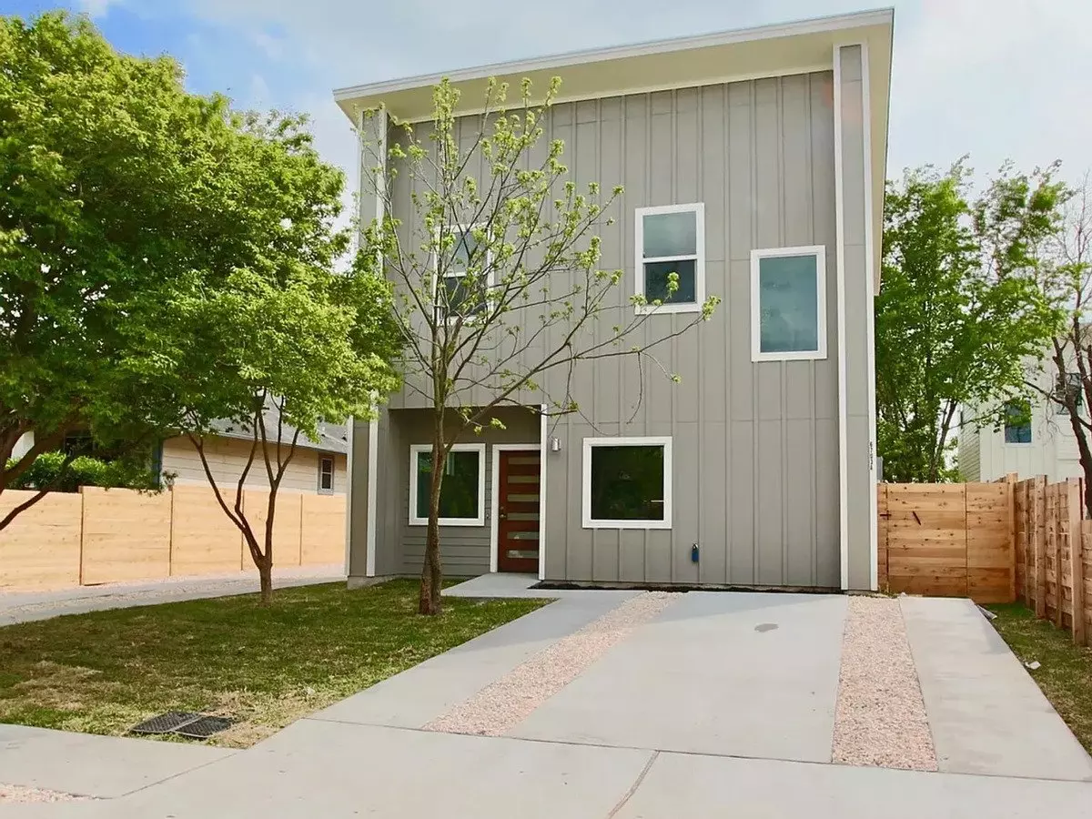 Charming Modern-farmhouse Townhome — 2 Beds, 2.5 Baths &amp; Private Yard Minutes From Downtown Austin photo 2