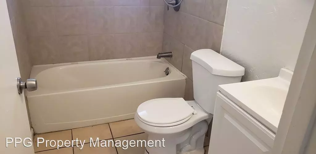 114 W Riley Dr photo 5