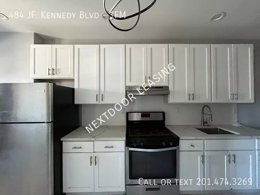 482 Kennedy Boulevard photo 4