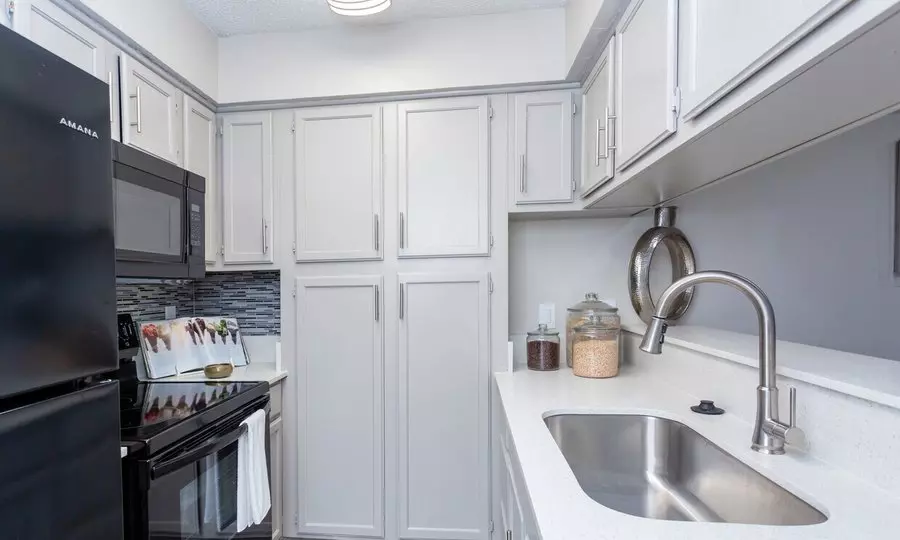1023 Amherst Drive, Bedford, TX 76021 photo 3