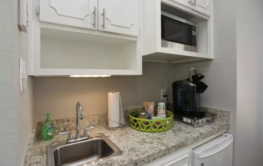 1964 Oak Creek Lane, Bedford, TX 76022 photo 5