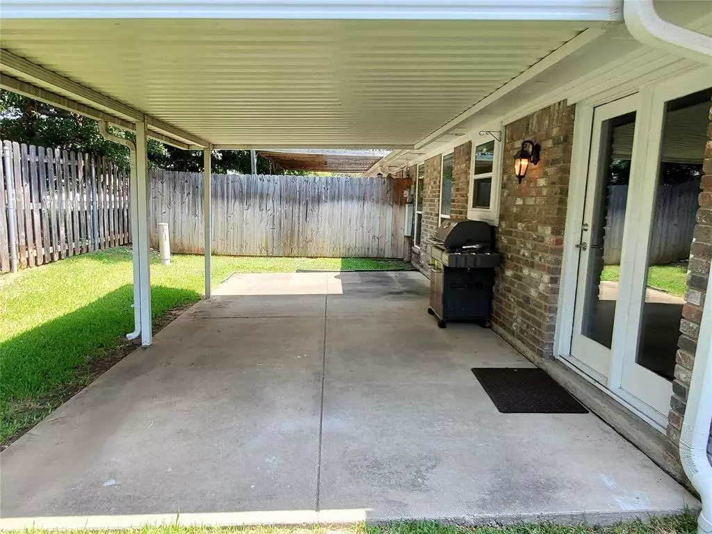 425 Sunny Brook Court, Bedford, TX 76021 photo 5
