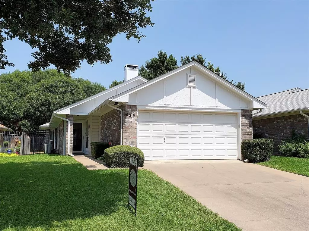 425 Sunny Brook Court, Bedford, TX 76021 photo 4