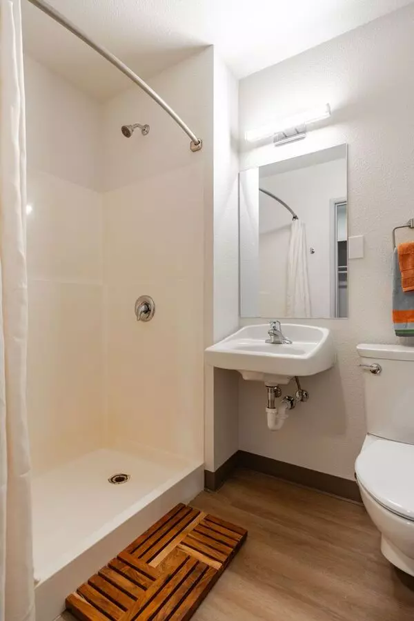 Crossroads Garden Apartments photo 3