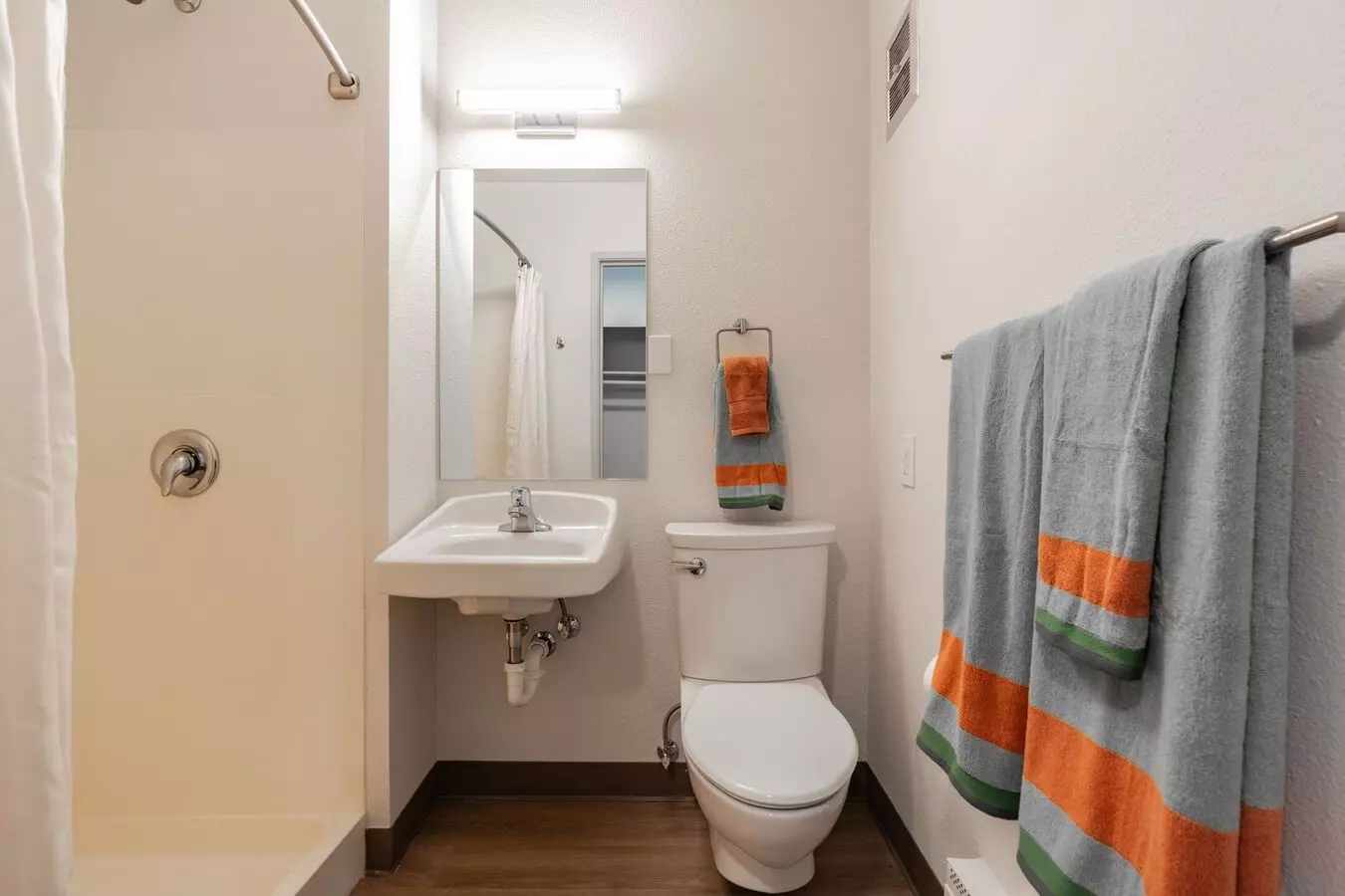 Crossroads Garden Apartments photo 4