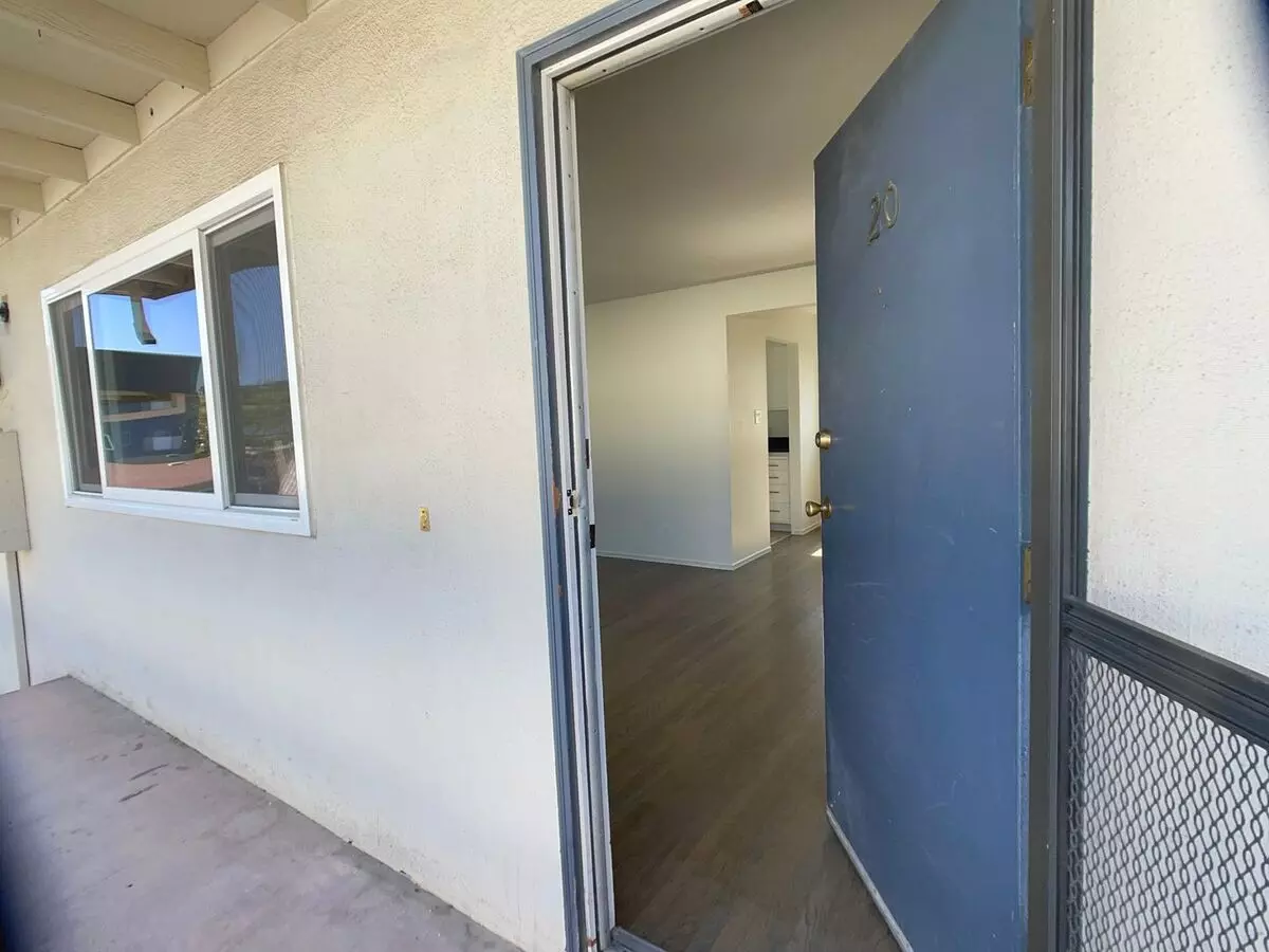 2187 Carlmont photo 2