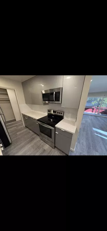 Carlmont Apartments photo 5