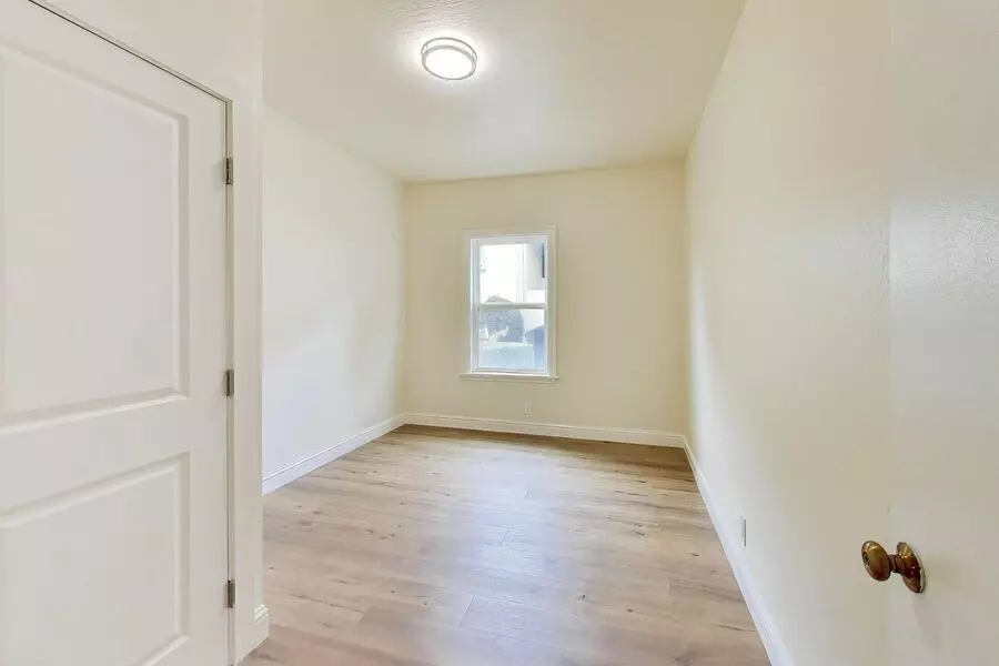 1534 Arch St photo 3