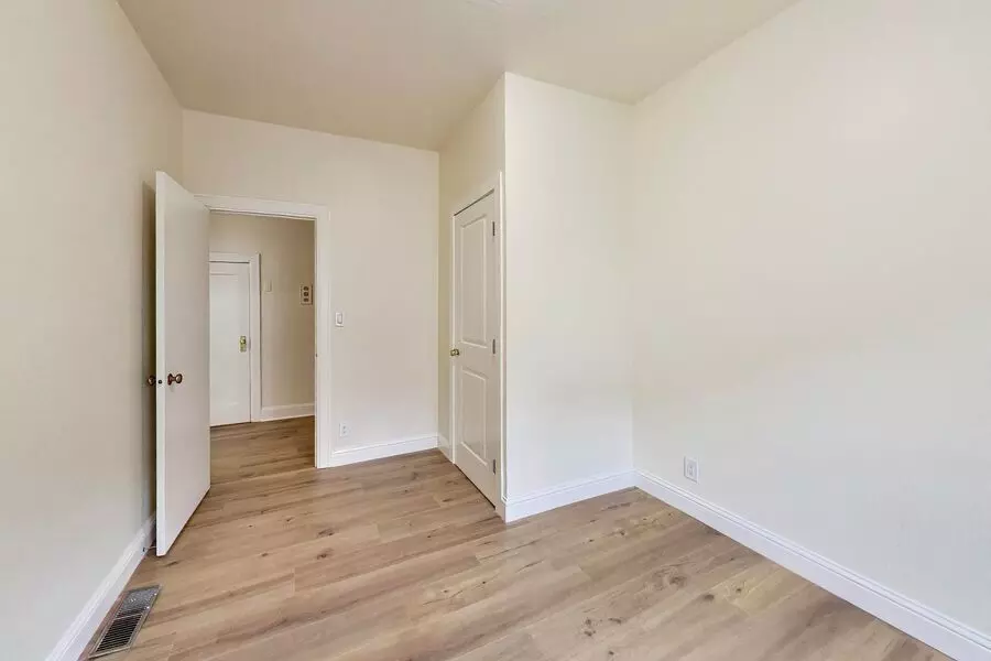 1534 Arch St photo 4