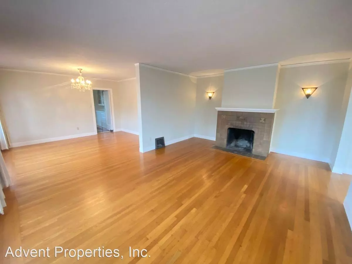 1539 Dwight Ave photo 2