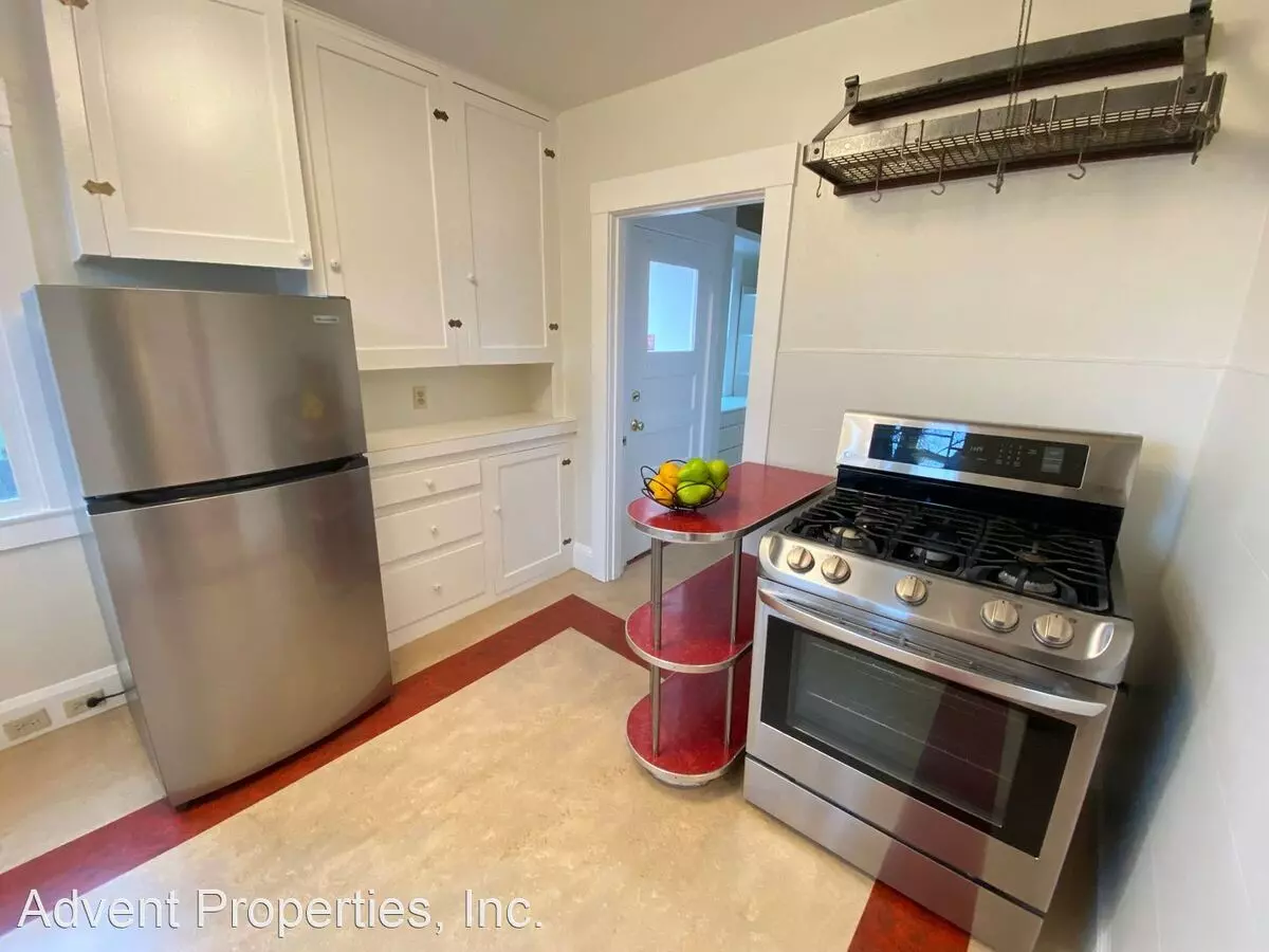 1539 Dwight Ave photo 4