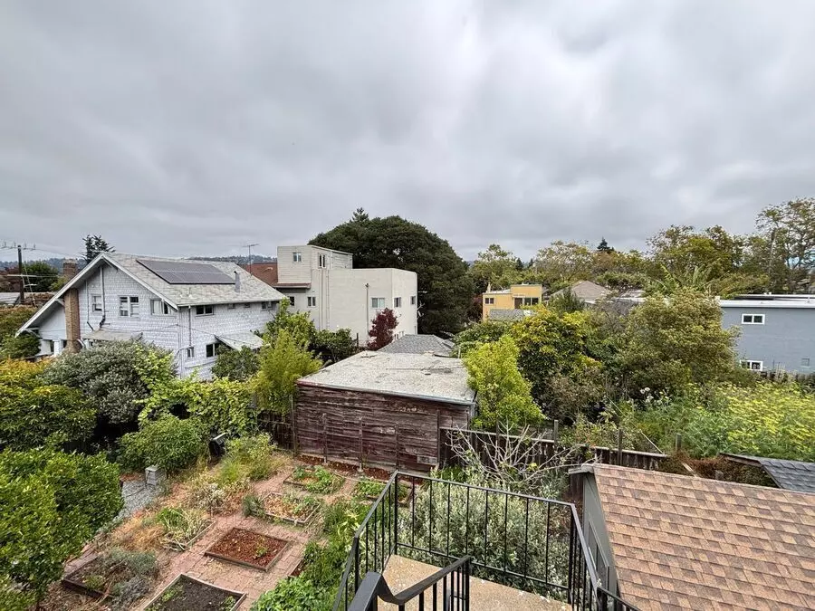1642 Russell St photo 3