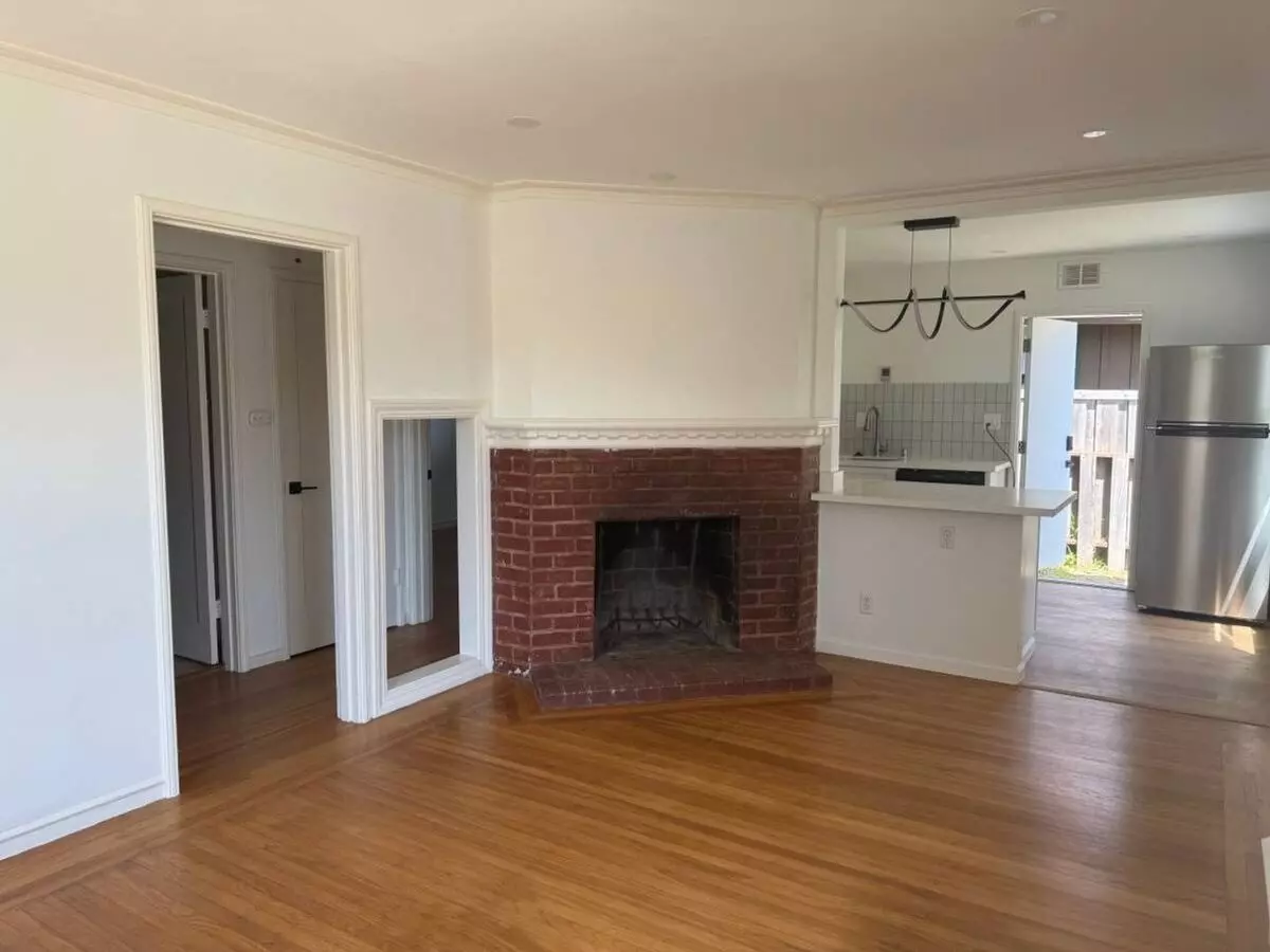 1br - 700ft2 - Charming 8-unit Apartment Building. Walk To N. Berkeley Bart photo 3