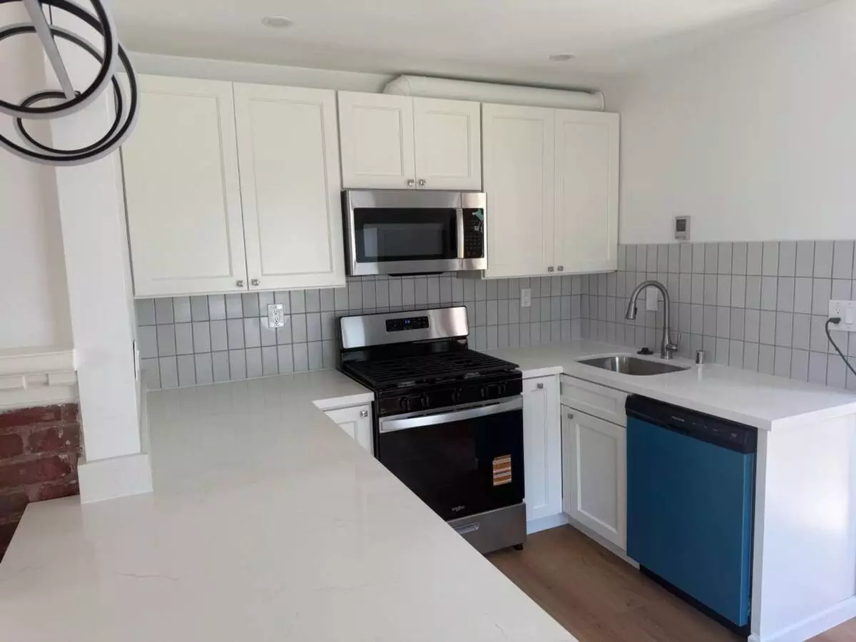 1br - 700ft2 - Charming 8-unit Apartment Building. Walk To N. Berkeley Bart photo 5