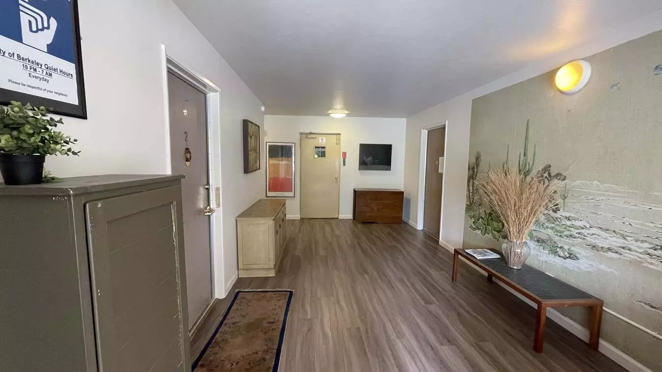 2546 Warring St. photo 3