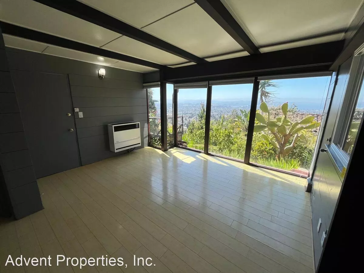 330-332 Panoramic Way photo 3