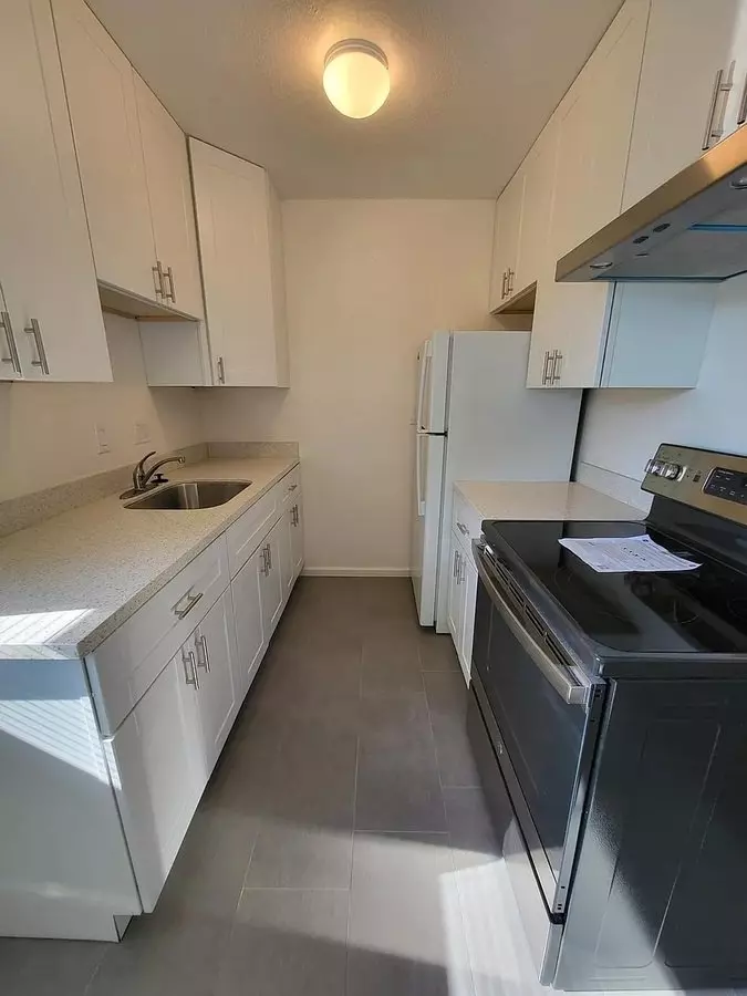 A Newly Renovated Lower Apartment In A 6 Plex. photo 3