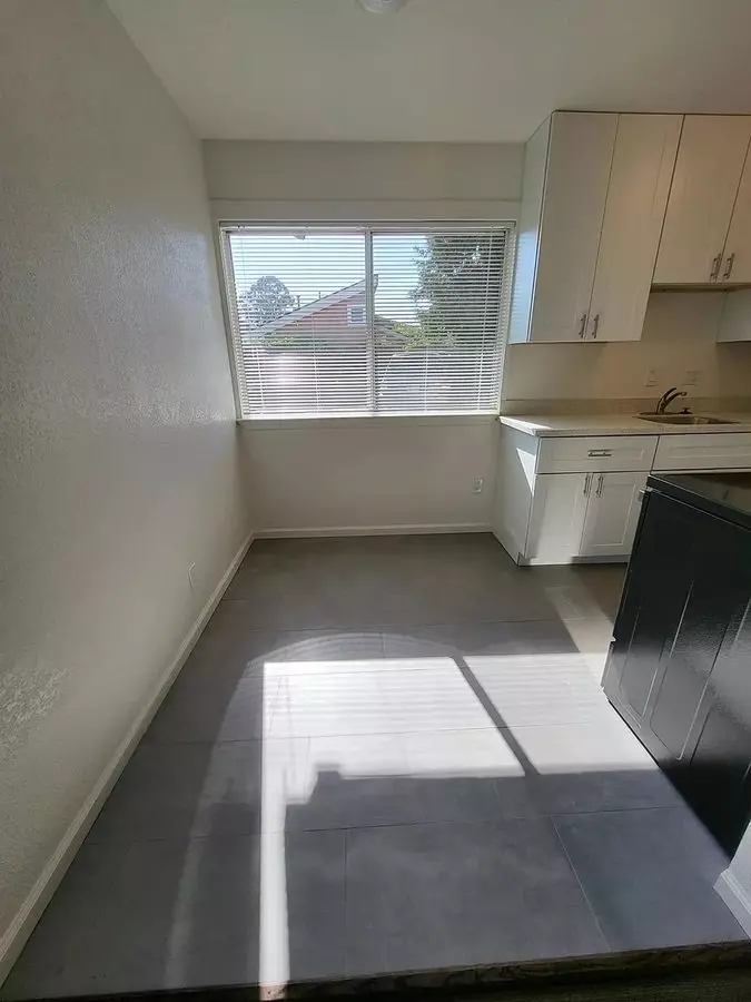 A Newly Renovated Lower Apartment In A 6 Plex. photo 5