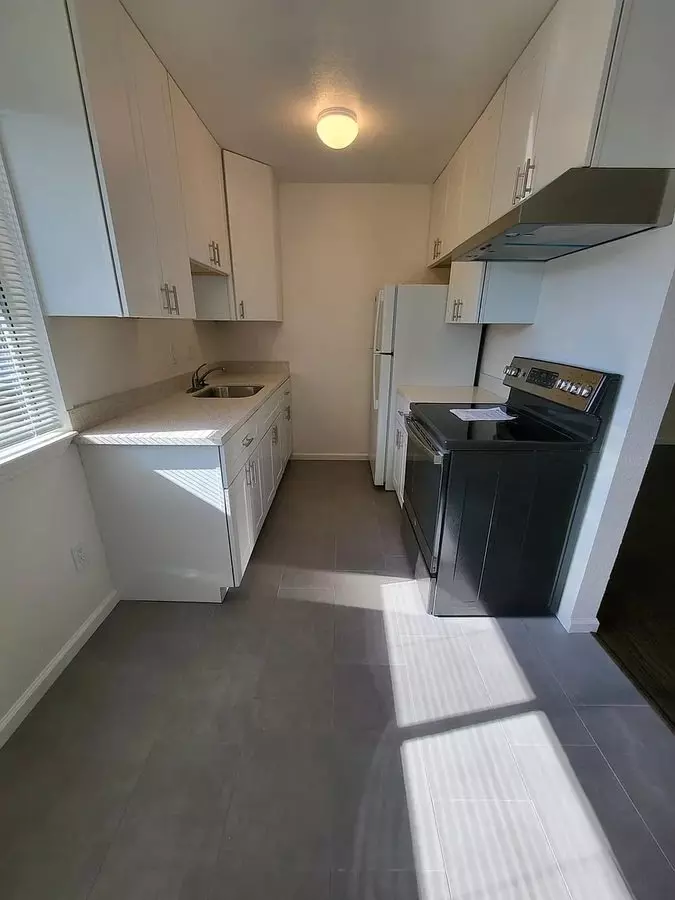 A Newly Renovated Lower Apartment In A 6 Plex. photo 4