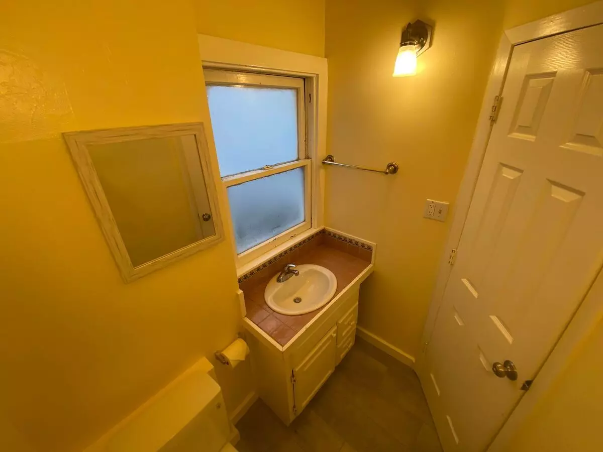 Advent - Gorgeous 5 Bedroom Home With Front/backyard, Driveway &amp; Washer/dryer! photo 4