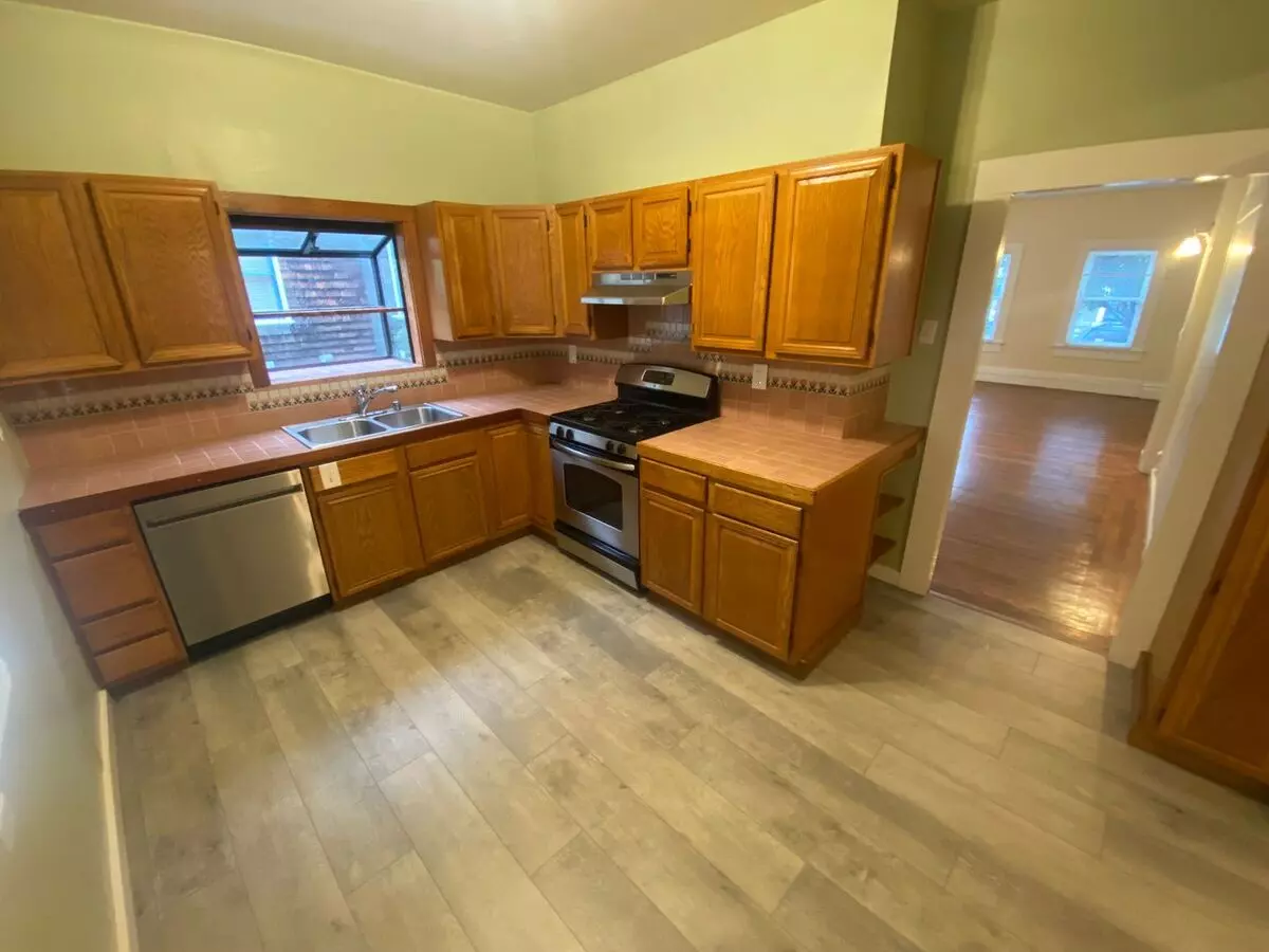 Advent - Gorgeous 5 Bedroom Home With Front/backyard, Driveway &amp; Washer/dryer! photo 3