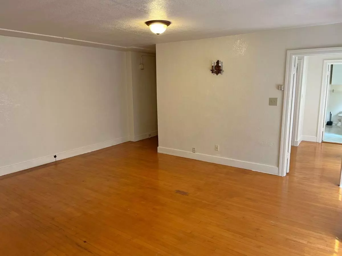 Experience North Berkeley Living! This Traditional Unpretentious Building Features A Refreshed One Bedroom Apartment. photo 4