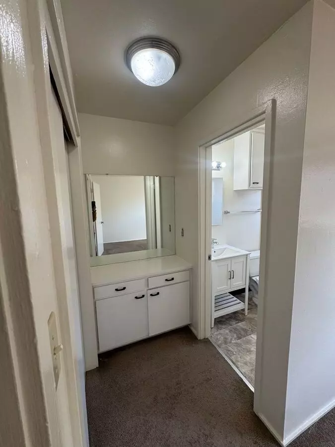 Updated Kitchen &amp; Bathroom With New Flooring - Top Floor Unit With Fresh Paint photo 5