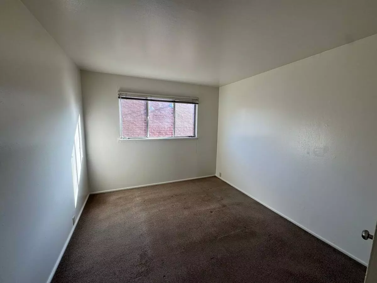 Updated Kitchen &amp; Bathroom With New Flooring - Top Floor Unit With Fresh Paint photo 5