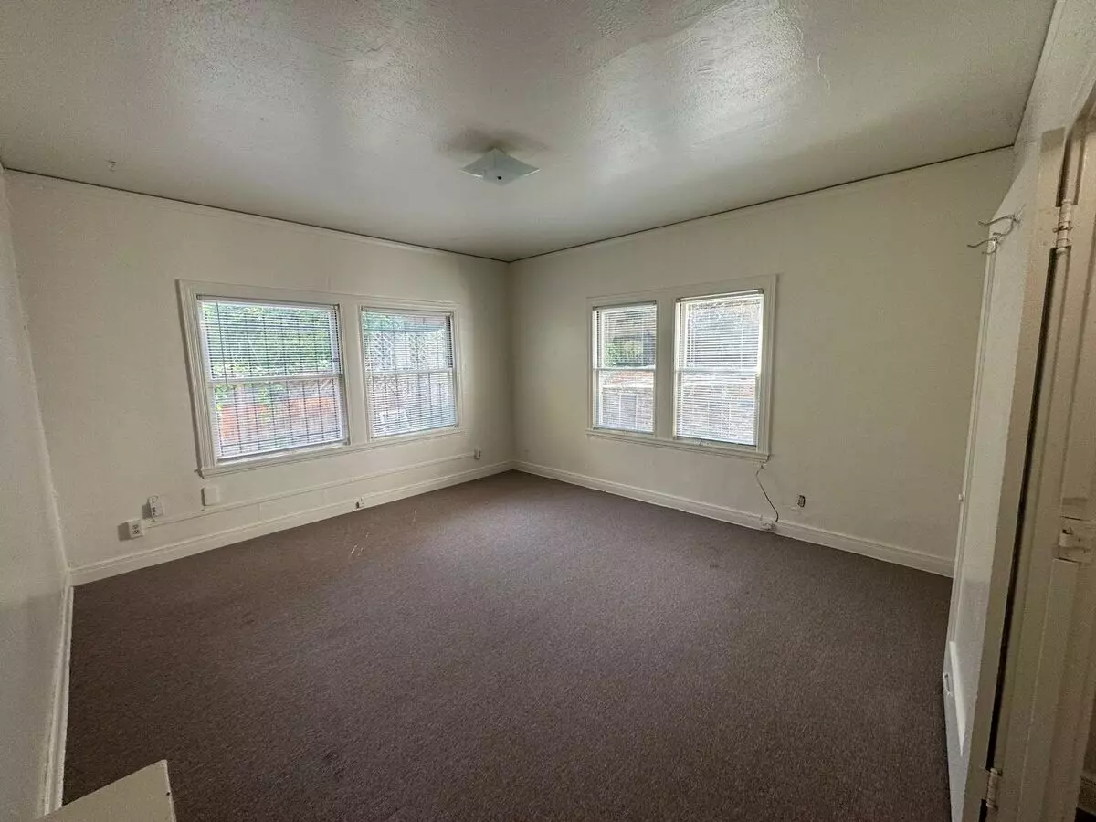 Charming And Comfortable One-bedroom Apartment In An Unbeatable Location—just One Block From Campus photo 3