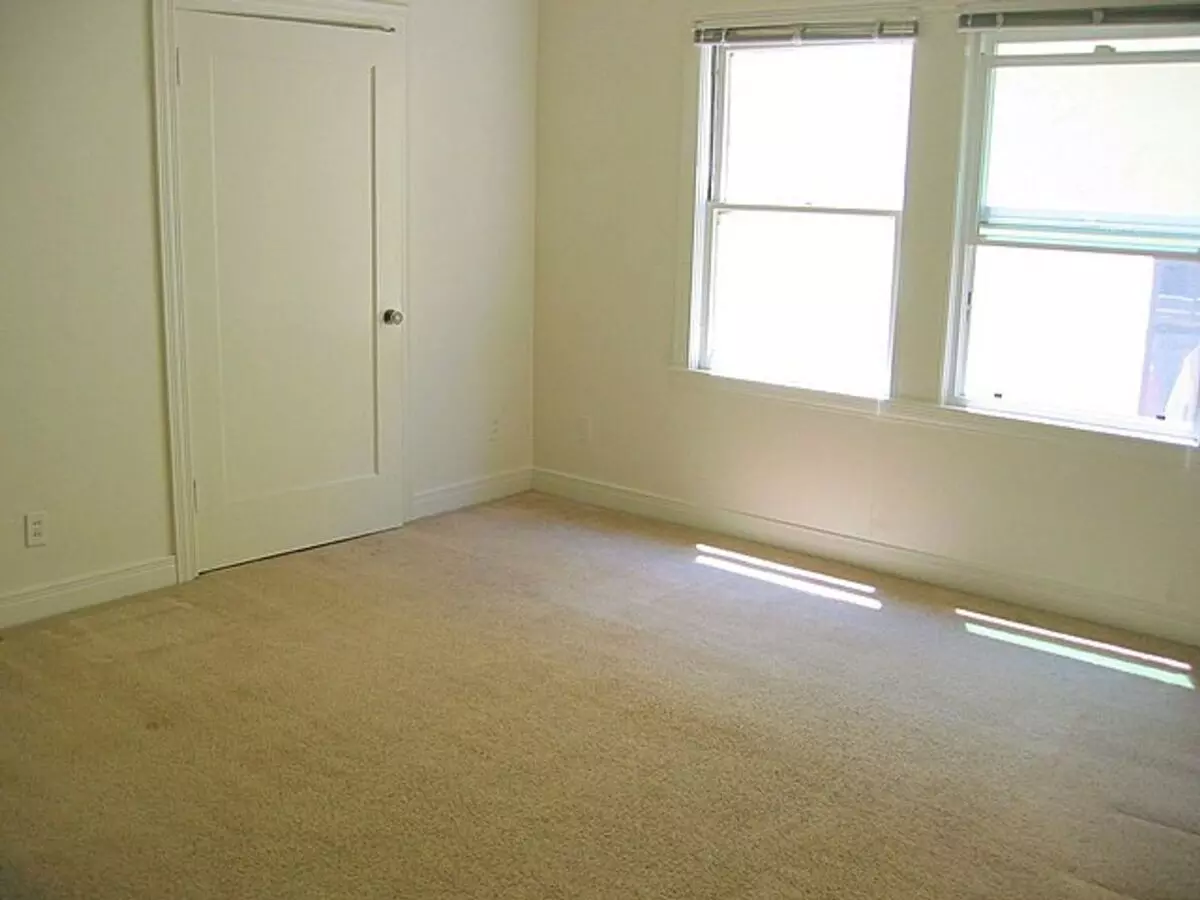 This Simple, Comfortable Studio Is In A Great Location Just A Block From Campus On The Northwest End-call To View photo 2