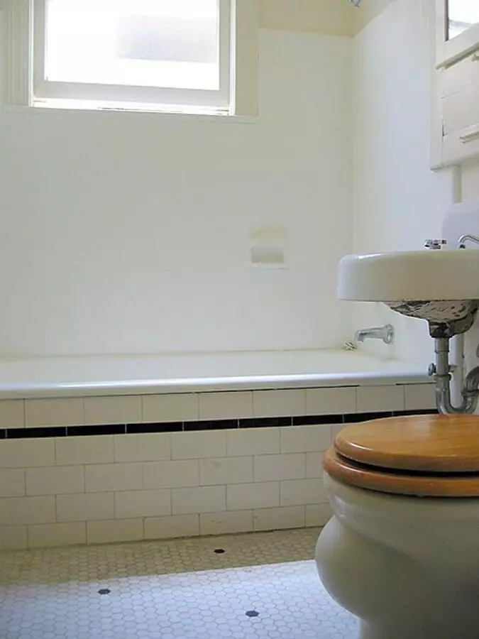 This Simple, Comfortable Studio Is In A Great Location Just A Block From Campus On The Northwest End-call To View photo 3