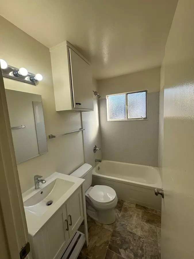 Updated Kitchen &amp; Bathroom With New Flooring - Top Floor Unit With Fresh Paint photo 5