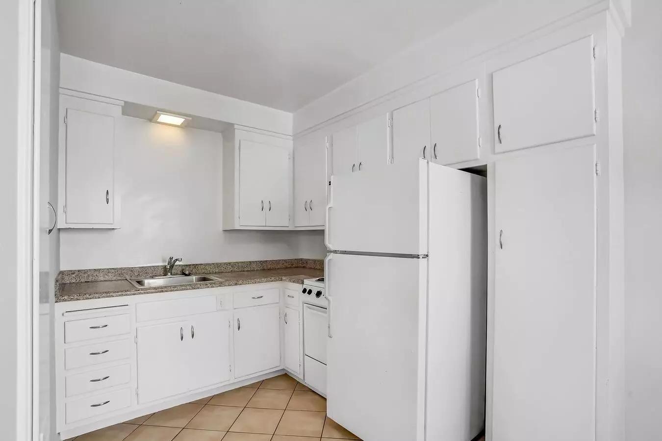 Coming Soon - June Move In -beautiful Quiet Large One Bedroom One Bath With Great Closet Space, Hardwood Floors photo 2