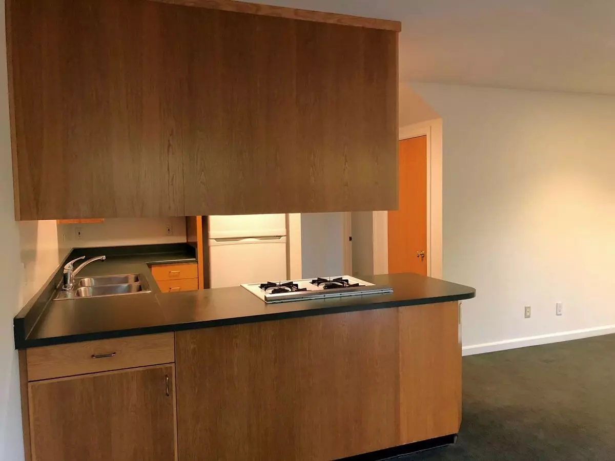 Coming Soon-spacious 4 Bedroom With 3 Full Bathrooms. Well Maintained, Private 4-plex With Large Rooms. photo 5