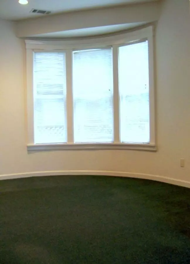 Coming Soon Spacious 5Bdr Units Available For A Lease Ending May 30. Building Is Located At Dwight Way photo 4