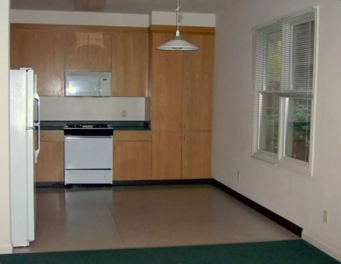 Coming Soon Spacious 5Bdr Units Available For A Lease Ending May 30. Building Is Located At Dwight Way photo 2