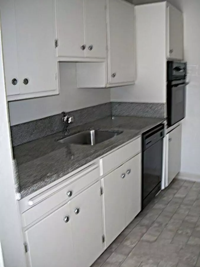 Coming Soon--this Large 3 Bedroom 2 Bath Apartment Is In The Heart Of Gourmet Ghetto photo 4
