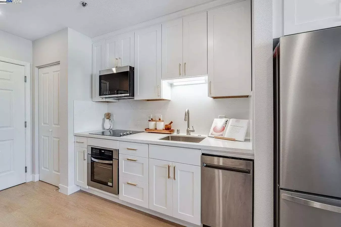 Inviting, And Functional 1 Bedroom Condo Located In The Highly Sought- photo 5