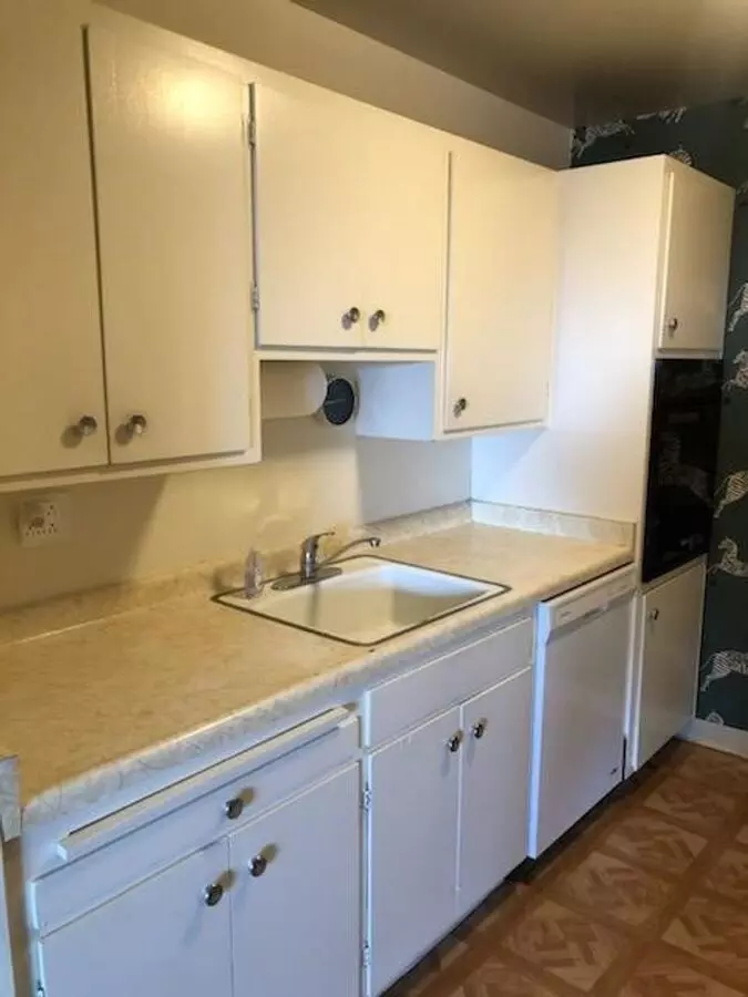 Large 2 Bedroom 2 Bath Modern Apartment In An Attractive Secure Building, With Balcony, Fully Decked Kitchen. photo 4