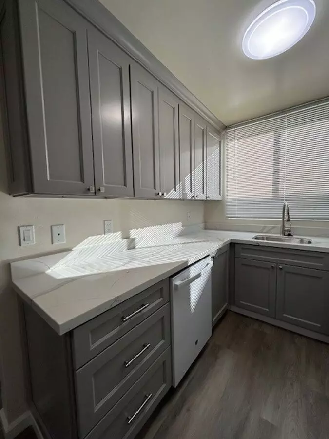 Apt 2A is a Larger 3-bedroom 1.5 Bathroom apartment in Berkeley photo 3