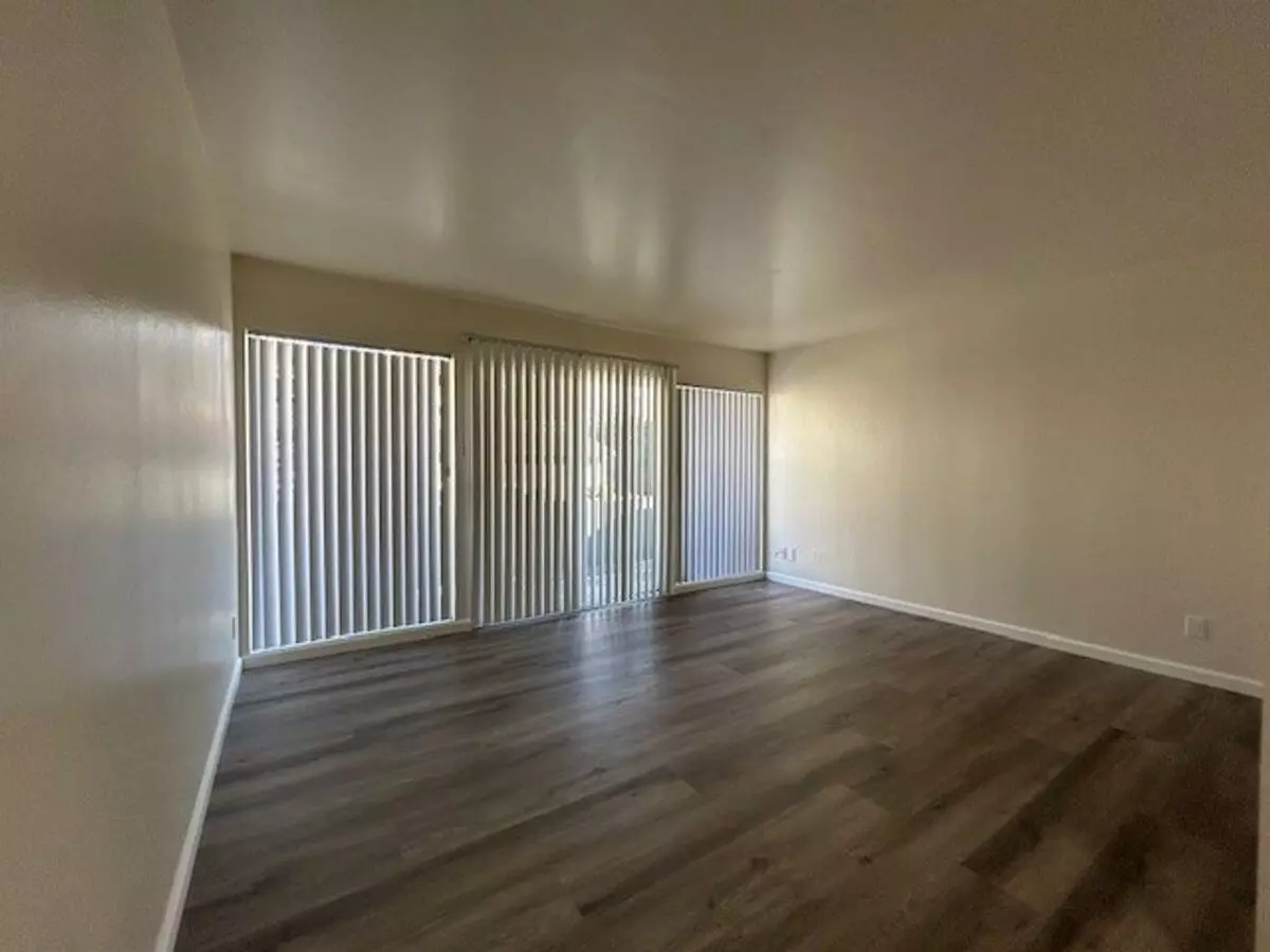 Apt 2A is a Larger 3-bedroom 1.5 Bathroom apartment in Berkeley photo 4