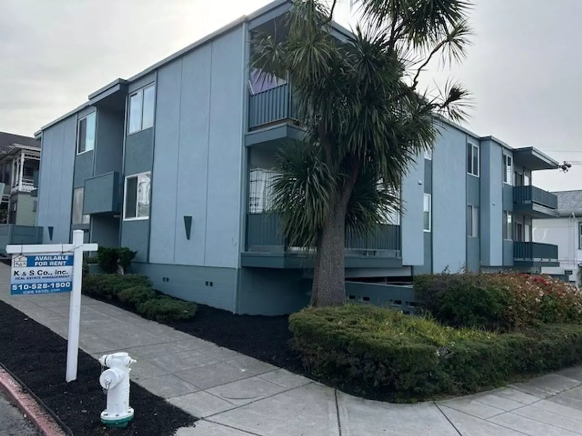 Apt 2A is a Larger 3-bedroom 1.5 Bathroom apartment in Berkeley photo 2