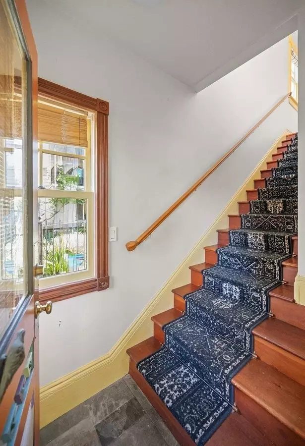One Bedroom/bathroom Residence Close Proximity To The Prestigious Uc B photo 4