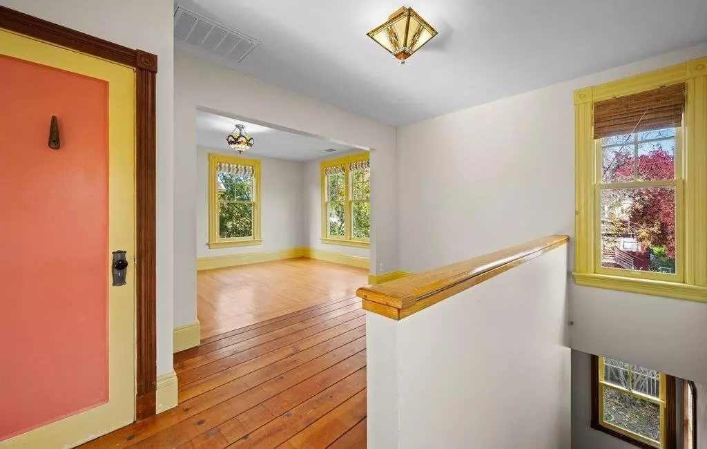One Bedroom/bathroom Residence Close Proximity To The Prestigious Uc B photo 3