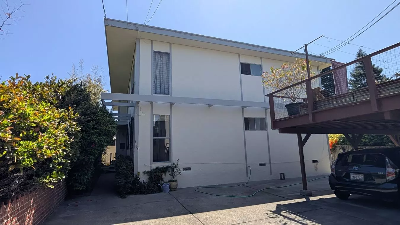 Spacious 2 Bedroom, Apartment, With Hardwood Floors, In Quiet Area Below Sacramento St. photo 2
