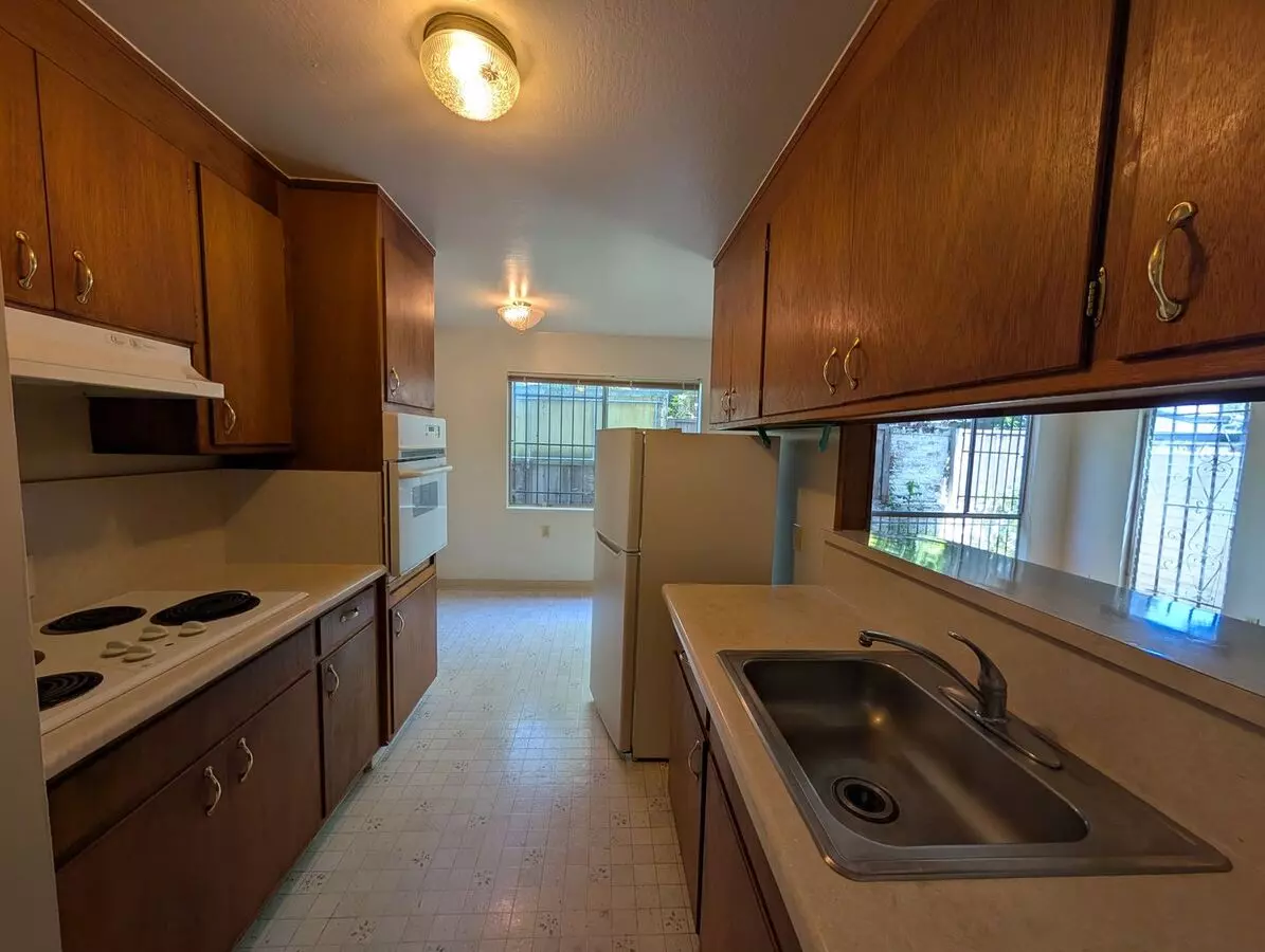 Spacious 2 Bedroom, Apartment, With Hardwood Floors, In Quiet Area Below Sacramento St. photo 4