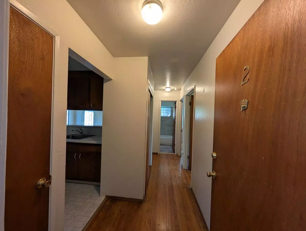 Spacious 2 Bedroom, Apartment, With Hardwood Floors, In Quiet Area Below Sacramento St. photo 5